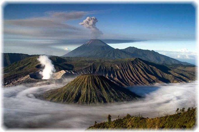 bromo_semeru_low_clouds1